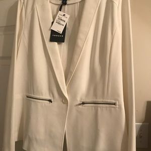 Perfect for spring...white blazer